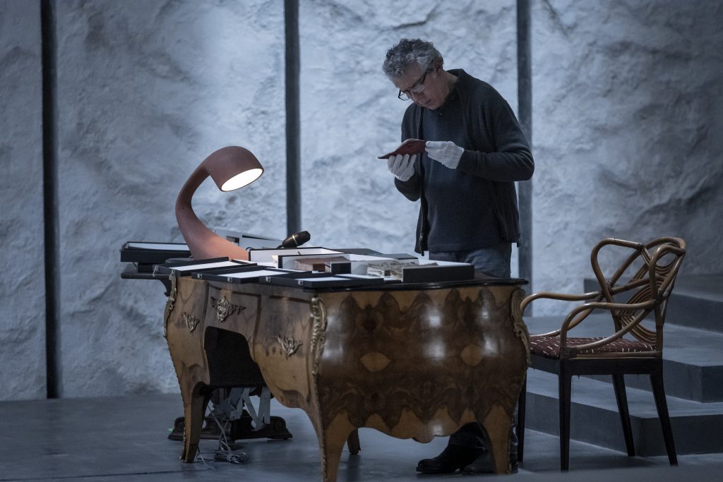Eric Bogosian as Daniel Molloy - Interview with the Vampire _ Season 1, Episode 4 - Photo Credit: Alfonso Bresciani/AMC